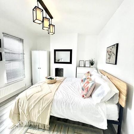 Spacious Modern Victorian House In Rochester Wainscot Luaran gambar