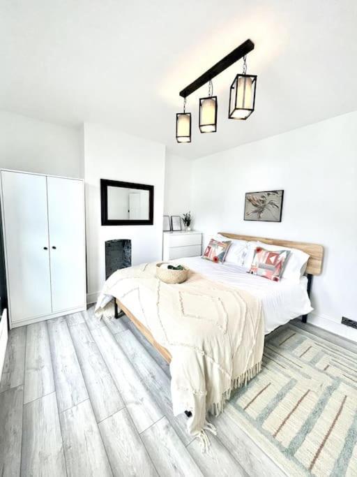 Spacious Modern Victorian House In Rochester Wainscot Luaran gambar