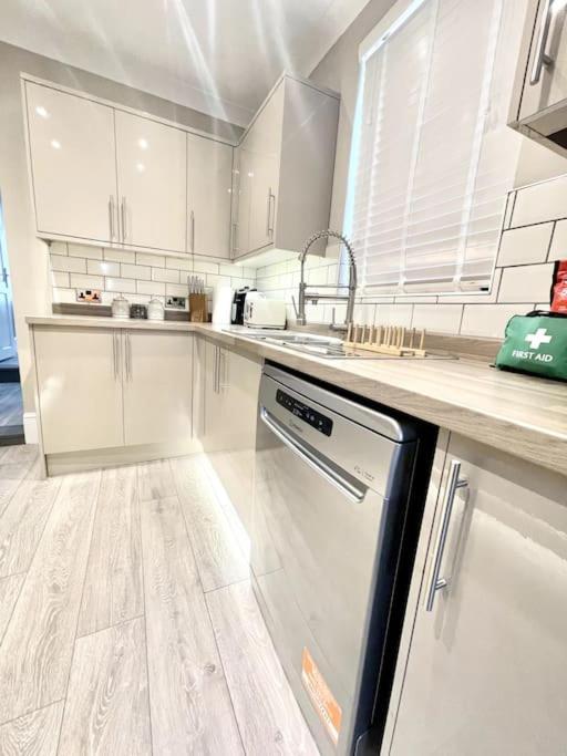 Spacious Modern Victorian House In Rochester Wainscot Luaran gambar